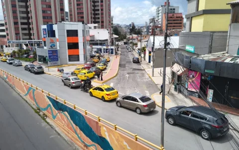 En Quito se formaron filas de vehículos para buscar combustible ante la escasez de Extra.
