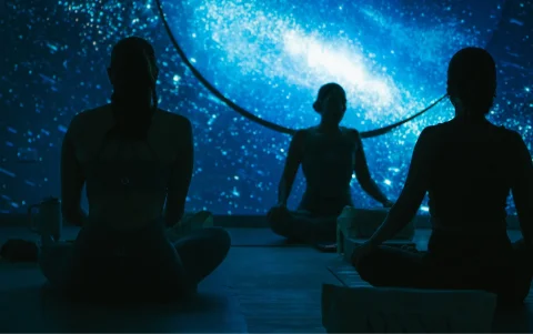 A través de proyecciones visuales y música envolvente, los asistentes logran una conexión más profunda con la meditación.