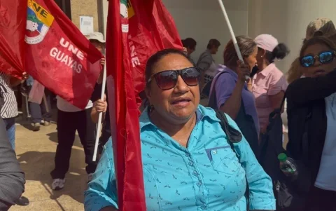 Marjorie Teletana, docente con 13 años de servicio, denunció que fue notificada de su despido mediante un correo electrónico.