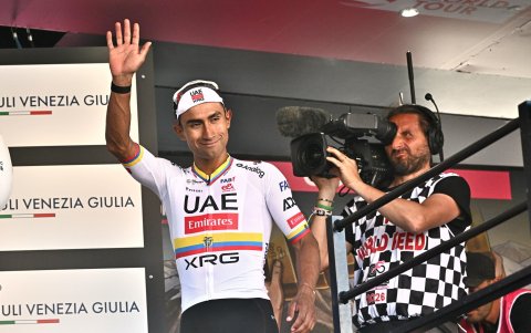 El ecuatoriano Jhonatan Narváez en su primer ascenso al podio como ganador de una etapa del Giro de Italia.