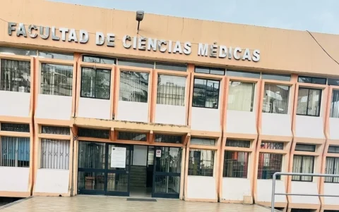 En la calle Iquique, fuera del campus universitario, funciona la Facultad de Ciencias Médicas de la U. Central.