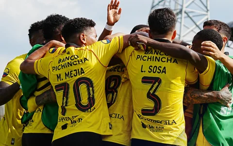 Jugadores de Barcelona festejan uno de los goles contra Insutec.