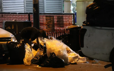 Montículos de basura en la calle Ayacucho, en la Bahía de Guayaquil.
