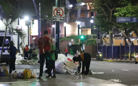 Montículos de basura en la avenida Malecón, en Guayaquil.