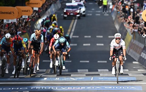 Jhonatan Narváez (d) es una de las cartas fuertes del UAE Team Emirates.