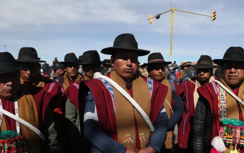 Campesinos de los 'Ponchos Rojos' bloquean una vía durante manifestaciones que exigen la renuncia del presidente boliviano, Rodrigo Paz, en El Alto (Bolivia).