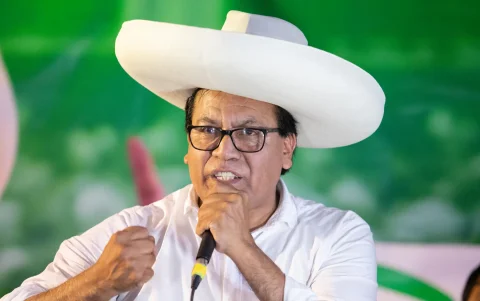 El candidato presidencial peruano del partido izquierdista Juntos por el Perú, Roberto Sánchez, habla durante un acto político, en Huaycan (Lima).