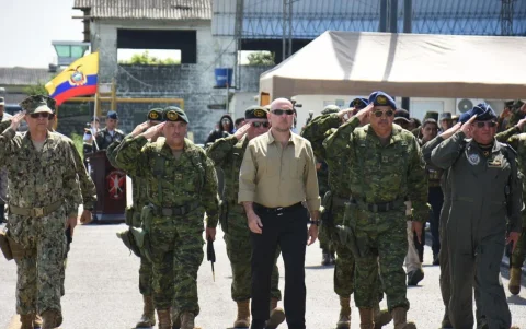 El Ministerio de Defensa, liderado por Gian Carlo Loffredo, estuvo a cargo de la elaboración del Plan Nacional de Seguridad de Ecuador.