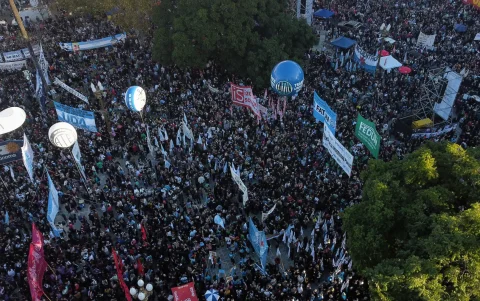 Fotografía aérea de personas participando en la 'Marcha Federal Universitaria' este martes, en Buenos Aires (Argentina).