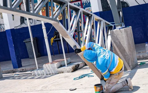 La construcción de cubiertas en una de las unidades educativas de La Libertad.