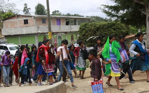 Pobladores salen de los lugares donde se encontraban resguardados en Chilapa, estado Guerrero (México).