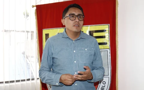 El presidente de la UNE, Andrés Quishpe, ha denunciado la desatención estatal en la educación pública.