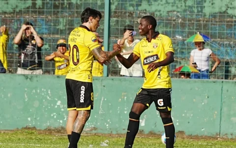 El delantero uruguayo Sergio Núñez (i) convirtió su primer gol oficial con Barcelona.