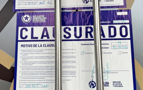 En las puertas del casino Club del Sol se observan dos sellos que señalan el incumplimiento de los numerales 3 y 4 del artículo 46 de la LAFE.