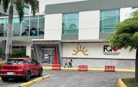 El casino Club del Sol opera en una de las instalaciones el Hotel Sheraton y, según su página web, cuenta con máquinas, como tragamonedas, y ofrece apuestas deportivas.
