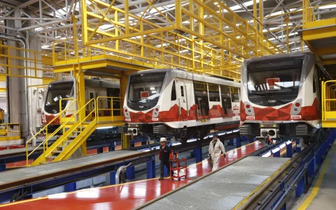 En talleres y cocheras se realizan reparaciones, mantenimientos y revisiones de los trenes del Metro.