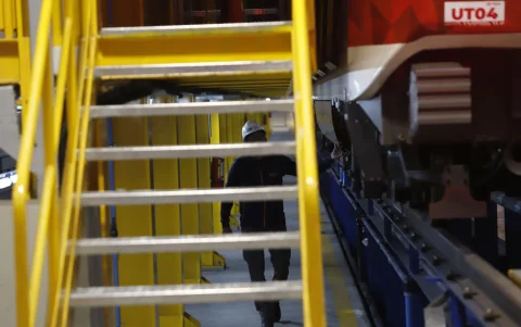 Personal especializado del Metro de Quito se encarga del mantenimiento de uno de los subsistemas.