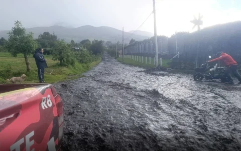 El aluvión cubrió las calles de Aloasí y causó alarma entre los moradores de esa parroquia del cantón Mejía.