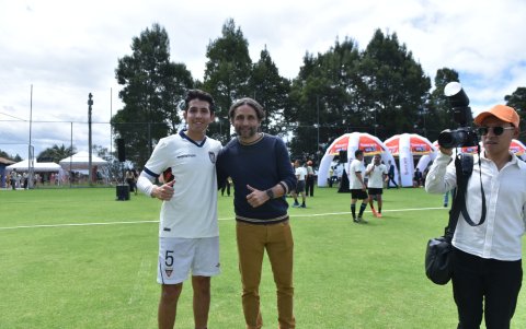 El exlateral Paúl Ambrosi (d) y su hijo comparten la pasión por el fútbol.
