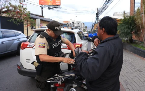 Control. Policías realizaron controles a motociclistas y conductores durante un operativo preventivo ejecutado en distintos sectores de Cumbayá.