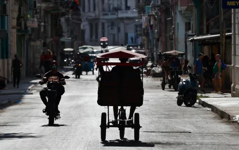 Vista general, captada a contraluz este 13 de mayo, de una calle en el centro de La Habana (Cuba).