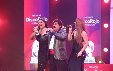 Daniel Flores junto a sus hijas.