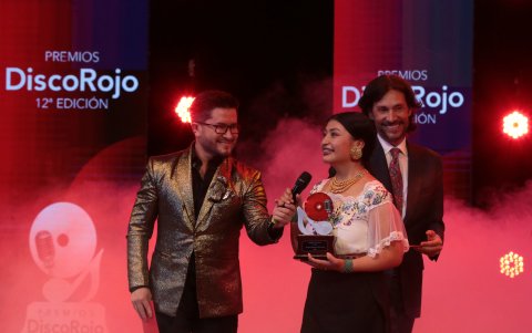 Ñusta Picuasi al recibir su primer Disco Rojo.