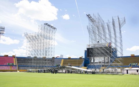 El espectáculo, además, incorpora músicos en vivo, visuales gigantes y un segundo escenario ubicado en medio del estadio.