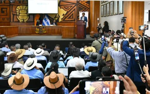 Representantes de gremios, beneficiarios de programas sociales y simpatizantes acompañaron la última rendición de cuentas de Marcela Aguiñaga en la Prefectura del Guayas.