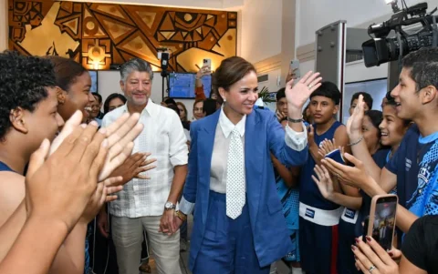 Marcela Aguiñaga sale del edificio de la Prefectura, de la mano de su esposo Mauricio Guim y recibiendo el cariño sus simpatizantes.