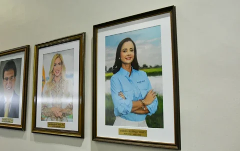 Ya se colocó la imagen de la prefecta Aguiñaga en el auditorio de la institución. Es ligeramente más alto al de sus predecesores, y tampoco es en un escritorio.