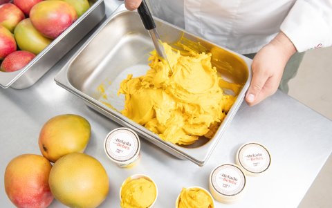 Actualmente, los sabores disponibles son mango y manzana con banana, mientras que otros como pera con banana o frutos rojos se encuentran en fase de prueba.