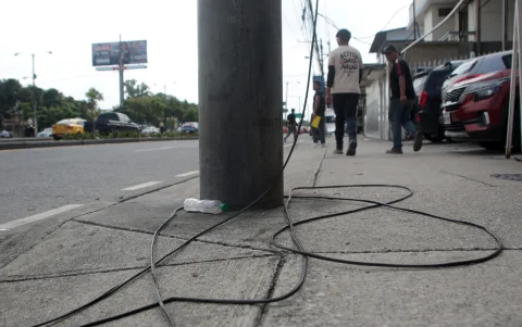 Los cables sueltos se evidencian en varias aceras de Acuarela del Río.