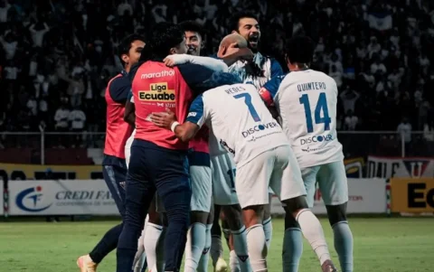 Jugadores de Liga de Quito festejan un gol.