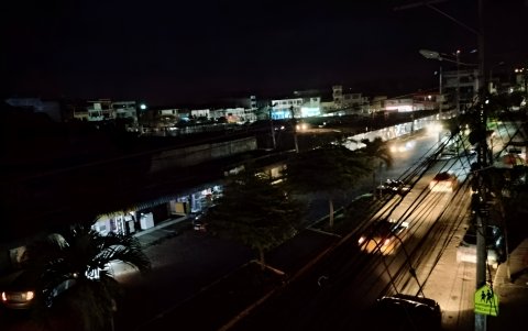 Vehículos iluminan las calles del sur de Esmeraldas en medio de los apagones, mientras vecinos y comerciantes reclaman respuestas por la falta de energía.