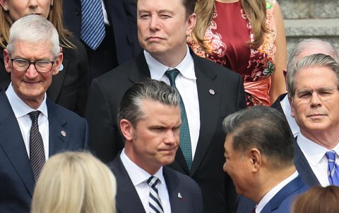 El delegado de Apple, Tim Cook (i); el jefe de Tesla, Elon Musk (c); el secretario de Defensa, Pete Hegseth (3-d), y el secretario del Tesoro de EE. UU., Scott Bessent (d), en Pekín.