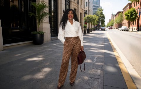 Una elegante camisa blanca hace más sofisticado el look con animal print.