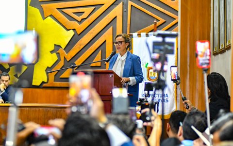 Marcela Aguiñaga detalló los avances viales en Guayas durante su informe de labores frente a la ciudadanía local. 