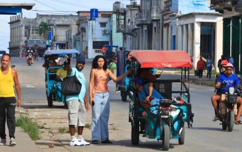 Un grupo de personas fue captado este 14 de mayo al transitar por una calle de La Habana (Cuba), durante un apagón eléctrico generalizado que afectó al 70 % de la isla.