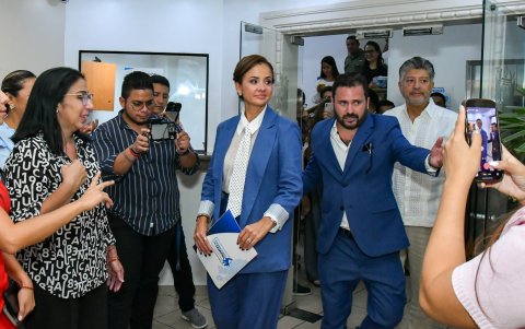 La prefecta del Guayas llevando su carta de renuncia a secretaria.
