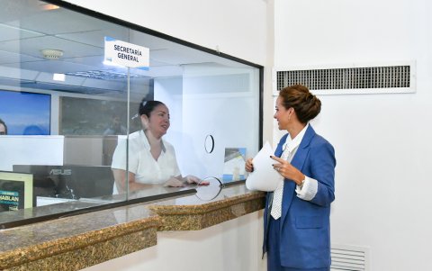 Marcela Aguiñaga entrega su renuncia oficial en la Secretaría de la Prefectura del Guayas, formalizando su salida.
