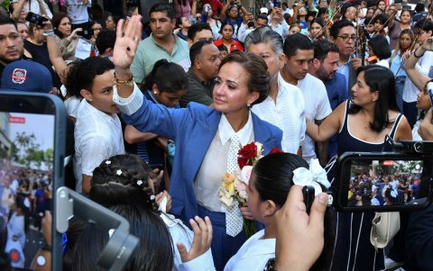 Simpatizantes se reúnen en los exteriores de la Prefectura del Guayas para despedir a Marcela Aguiñaga en Guayaquil. 