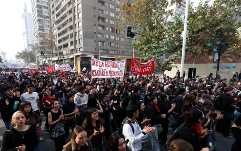 Protestas estudiantiles en contra de los recortes económicos ejecutados por el Gobierno de José António Kast, en Santiago de Chile.