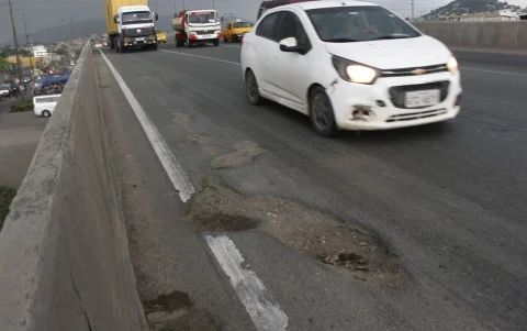 Varios baches además de barreras de protección dañadas asoman a lo largo de las arterias. Los conductores exigen la reparación como prioridad.