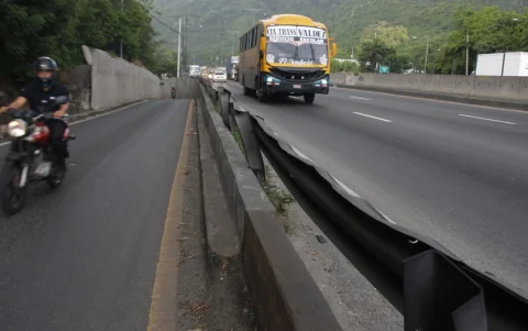 Cambio. Varias barreras de protección están dañadas; los conductores exigen que las autoridades municipales tengan como prioridad esa zona de la ciudad.