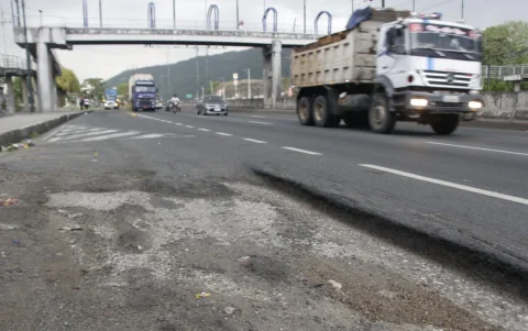 Las bermas de la vía Perimetral presentan deterioro, al igual que las barreras que separan los carriles de las zonas destinadas al paradero de buses.