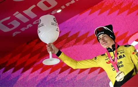 Jonas Vingegaard posa con el trofeo tras conquistar la séptima etapa del Giro de Italia 2026 en Blockhaus