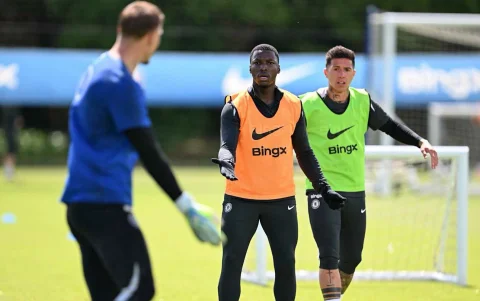 Moisés Caicedo (c) en entrenamiento de Chelsea.