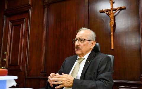 El rector Walter Mera reflexiona sobre la evolución de la universidad, el impulso a nuevas modalidades de estudio, la formación doctoral de docentes y el reto de preparar profesionales.