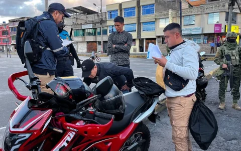 En los operativos también se inspección a personas, motocicletas y vehículos.